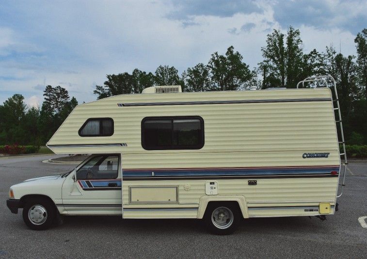 Photo Length 21 Sleep Capacity 6 Clean RV Toyota !!