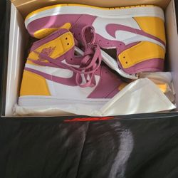 Jordan 1 Retro High OG "University Gold/Light Bordeaux/White" 