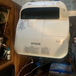 EPSON POWERLITE 585W  PROJECTOR