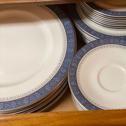 40 pieces, 8 settings Vintage Royal Doulton English fine bone china Sherbrooke pattern H5009
