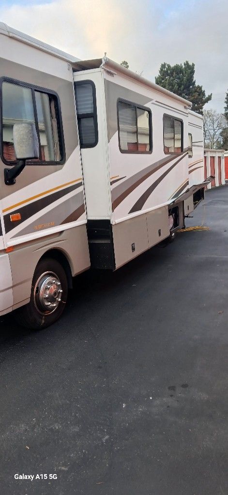 2003 32 ft Fleetwood bounder Workhorse