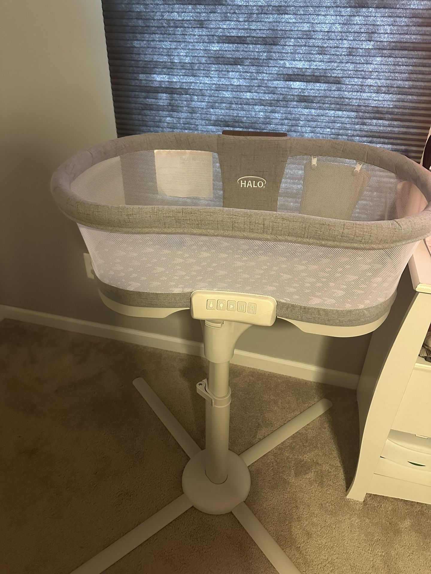 Halo Innovations Bassinest Swivel Sleeper Luxe