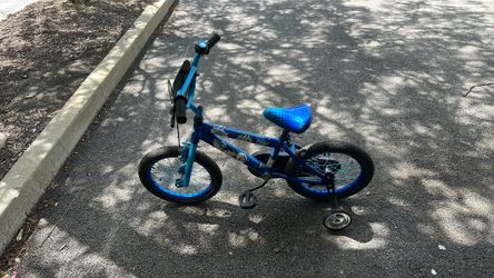 Kid bike with training wheels