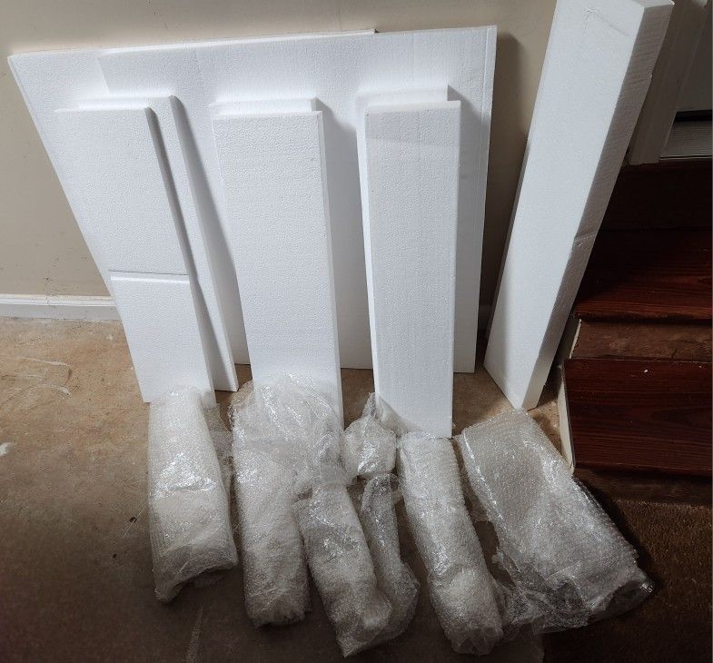 Styrofoam Pieces and bubble wrap. Perfect for packing and shipping items. Price is for all. 
*** Cash 💸 only. Front Door pick-up only. 