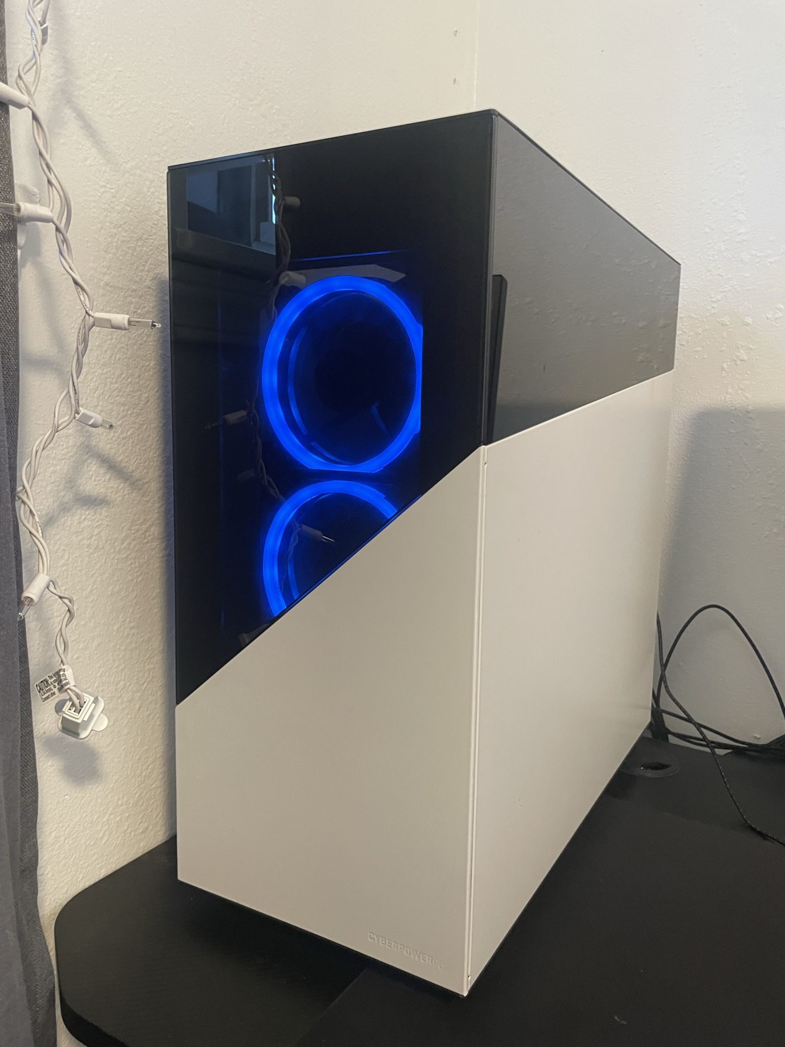 CyberPower PC (AMD Ryzen 5 3600, AMD Radeon RX 5600, 16 GB Ram, 1TB HDD + 500 GB SSD)
