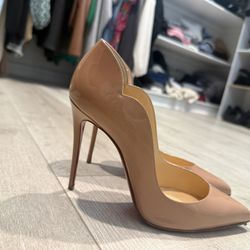 Hot Chick Scallop Pointed Toe Pump (Women) Size 7.5 US