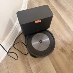 iRobot Roomba j7+ Robot Vacuum with Clean Base – Self-Emptying 