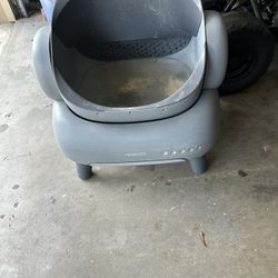 Automatic Cat Litter Box. 