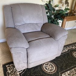 Plush Power Recliner Excellent Condition!!