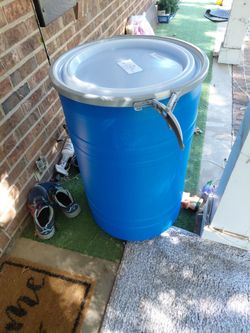 30 Gallon Blue Plastic Drum / Barrel with Metal Lever-Lock Lid