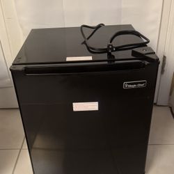 New Magic Chef Mini Fridge 1.7 Cu. Ft. (Still has plastic protective film)