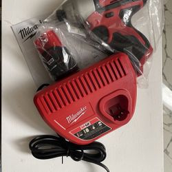 Milwaukee M12 Drill Set W/2.0 Battery And Charger