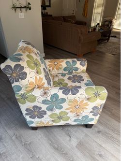 🌸Great chair. Deep and comfy.
