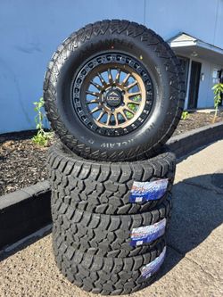 17" LOCK w/ 35x150R17 Ridgecrawler Tires