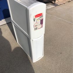 Rubbermaid slim fit container