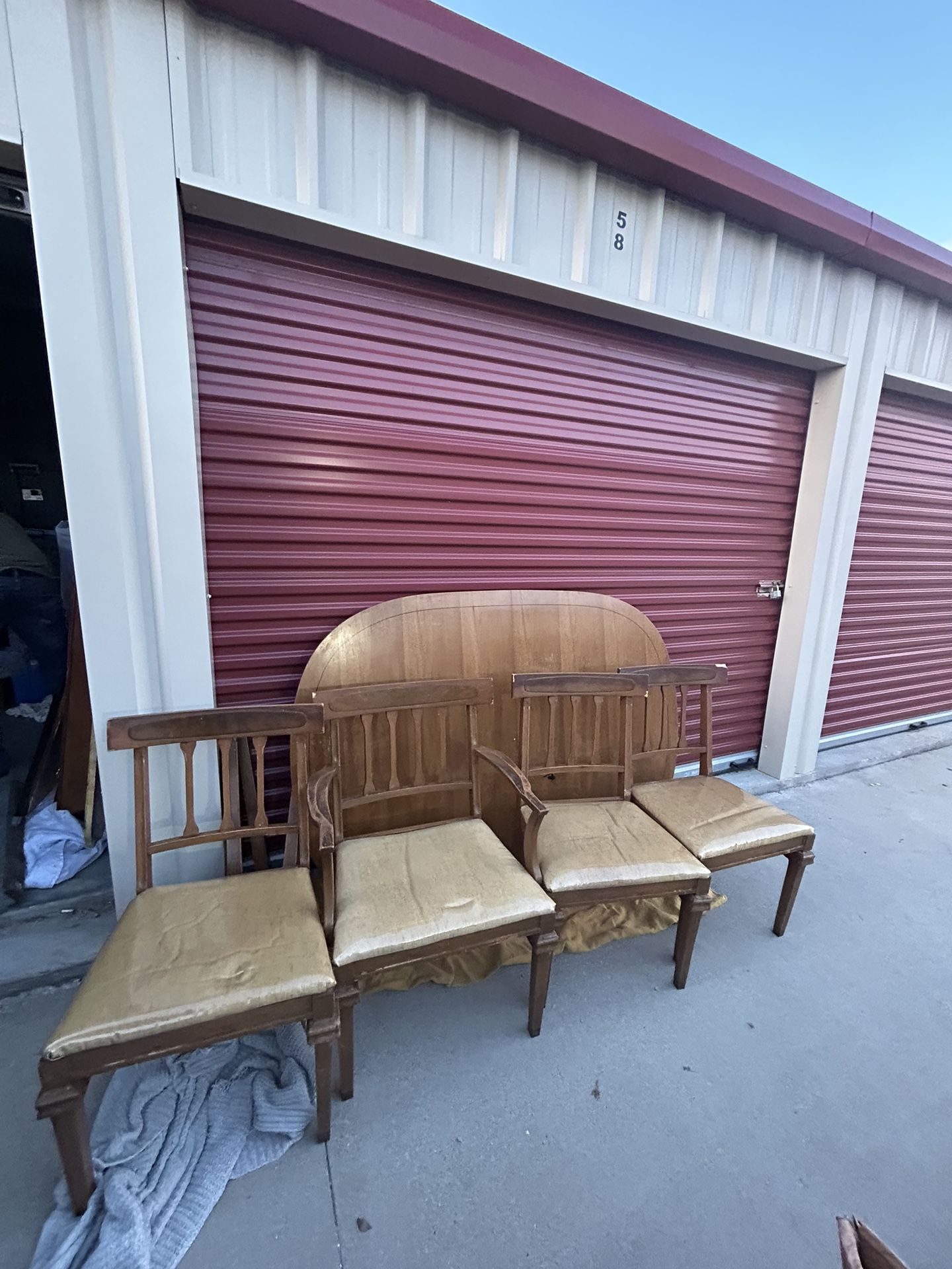Vintage Donning Room Table And Chairs