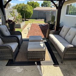 4 Piece Patio Furniture Set. 