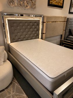SOLID WOOD PLATINUM COLOR BED 🛏️ LED’s