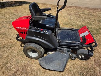 GRAVELY ZERO TURN MOWER
