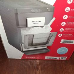 Frigidaire gallery 33 Lb Countertop Nugget Ice Maker 