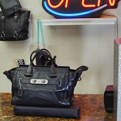 GorgeousCoach Black Leather Shoulder Bag – Early 2000s Vintage Hobo / Legacy Line | Classic Zip-Top Tote