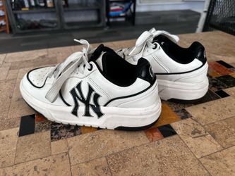 Women MLB New York Yankees Low-Top Sneakers