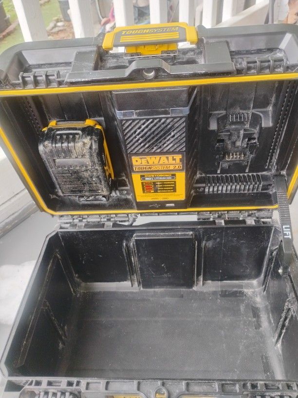 DeWalt Charger Box And 4ah Battery