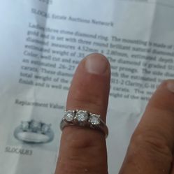 New!!!! Ladies Three Stone Diamond Ring. 18 Karat White Gold. With APPRAISAL.