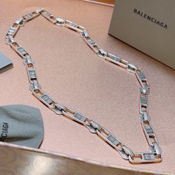 A zippered unisex necklace