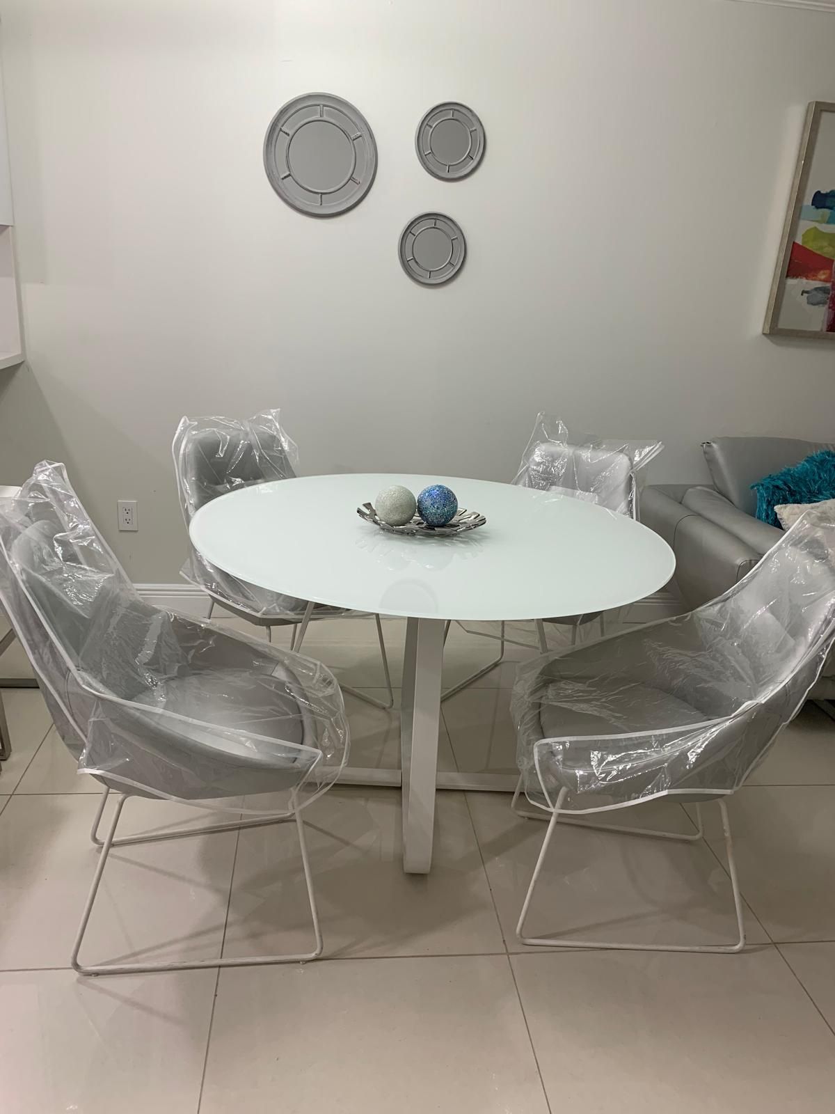 CHAIR COVERS (Set of 4) Cobertura para sillas de plástico (4) 3.94” prof x 5.91” anch x 1.97” alto