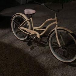 Women’s beach cruiser bike