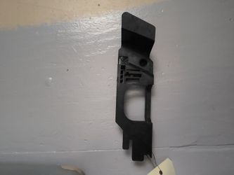 2014-2015-2016-2017-2018 BMW X5 F15 RIGHT SUDE HEADLIGHT MOUNTING BRACKET USED