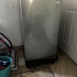 Magic Chef mini fridge 