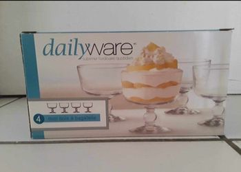 NEW Dailyware set of 4 glass footed trifle dessert serving bowls $15 FIRM