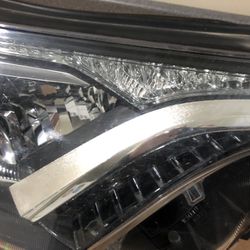 2016 2018 Toyota Rav4 Le Right headlight in good condition 