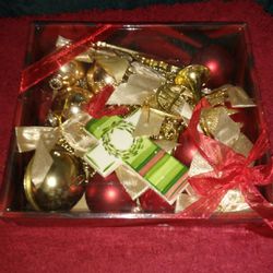 (NEW) Christmas Ornament Set -$10 MPU