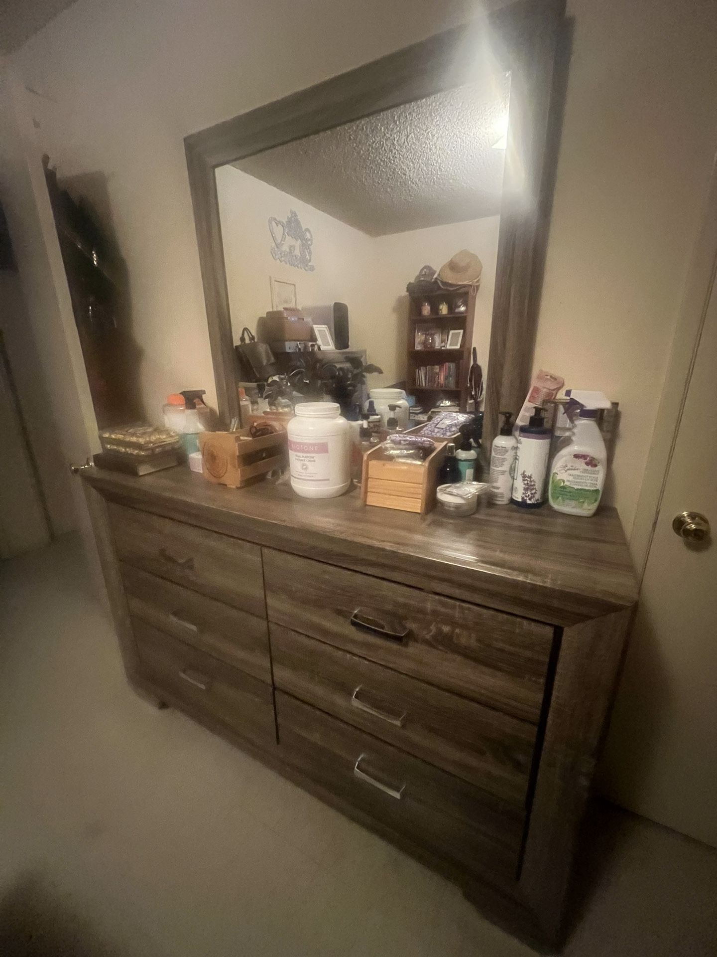 Used 4 Piece Bedroom Set/4 Piezas De Recámara Usado