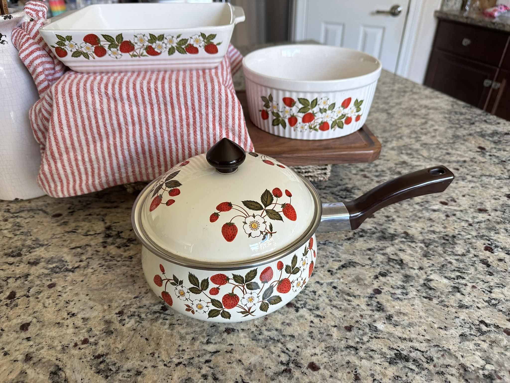 Set Of 3 sheffield strawberries n cream Sauce Pan And Casserole Dishes