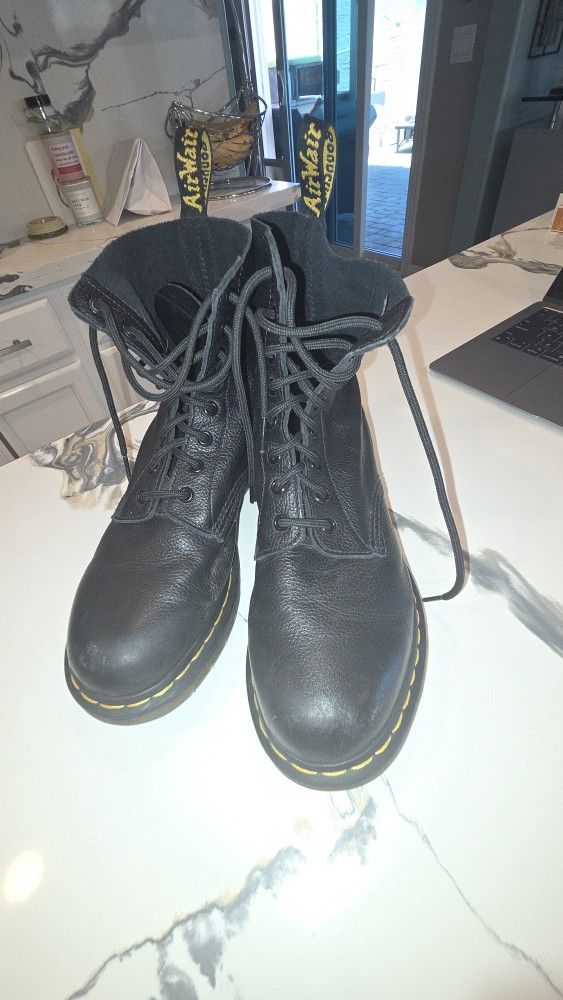 Dr Martens Black Leather Lace Up Boots JY004 Size 9 - New