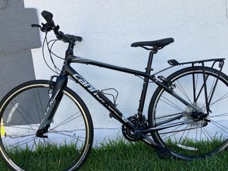 Cannondale quick 4 hybrid bike. 17 inch frame