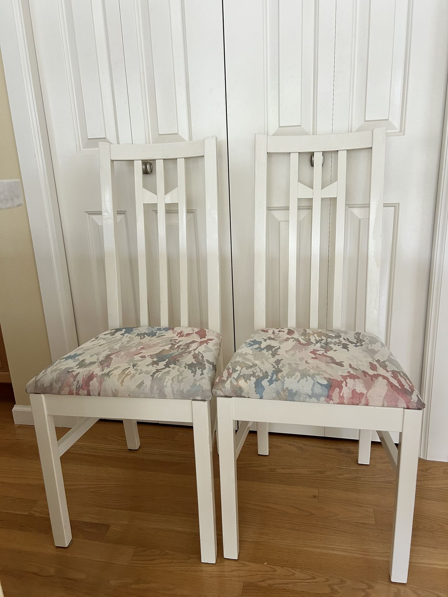 6 White Ikea Dining Chairs