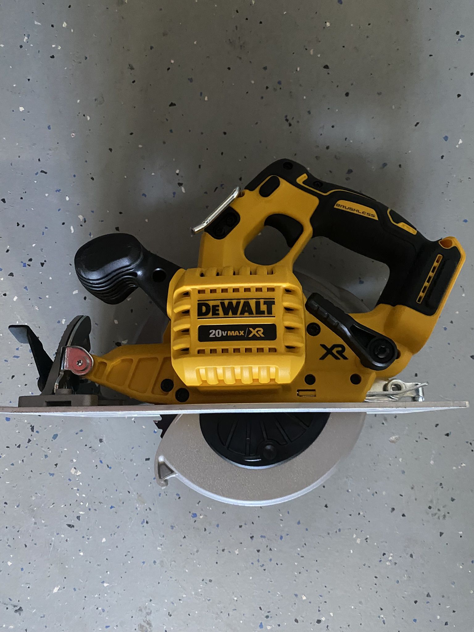 DeWalt 20V MAX XR 7‑1/4″ Brushless Circular Saw (Tool Only) – DCS570