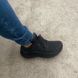 New Balance Women All black  10W