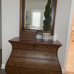 Ethan Allen Bombe 5 Drawer chest And Mirror 