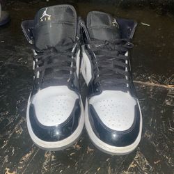 Jordan 1 Mids Black And Gold