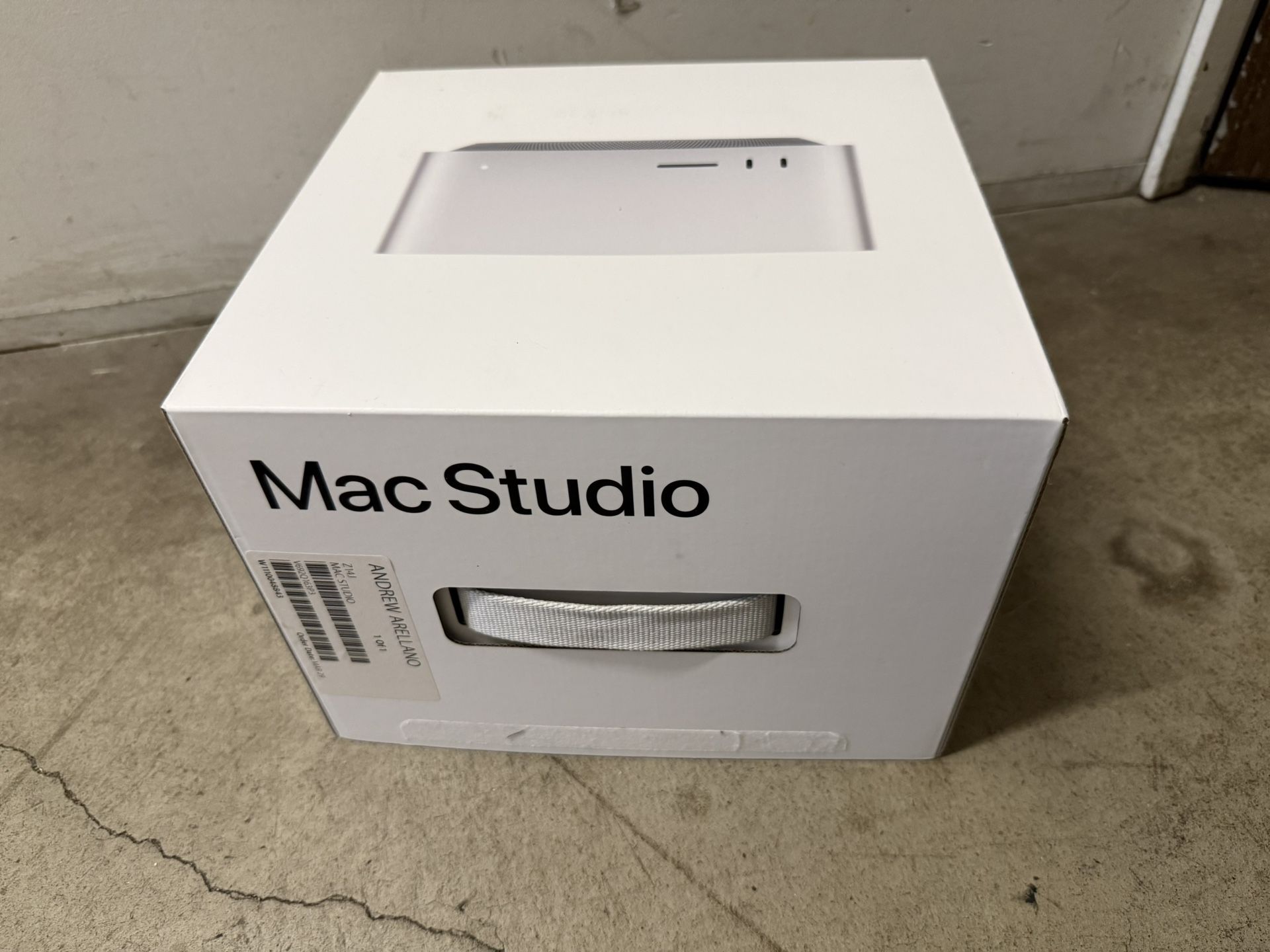 Apple M1 Max 10-core CPU 24-core GPU 32GB RAM 4TB SSD