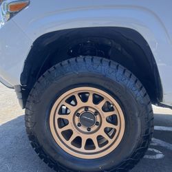 Method 703 Bronze And Fuel Gripper 285/70/17 At