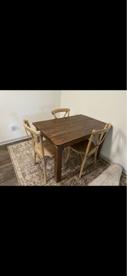 Dinning table, 4x chairs, rug