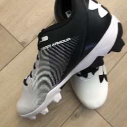 Under Armour Size 11 Plastic Cleats (Men's)