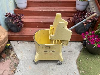 RUBBERMAID MOP BUCKET WITH RINGER
COMMERCIAL GRADE 
$30.00